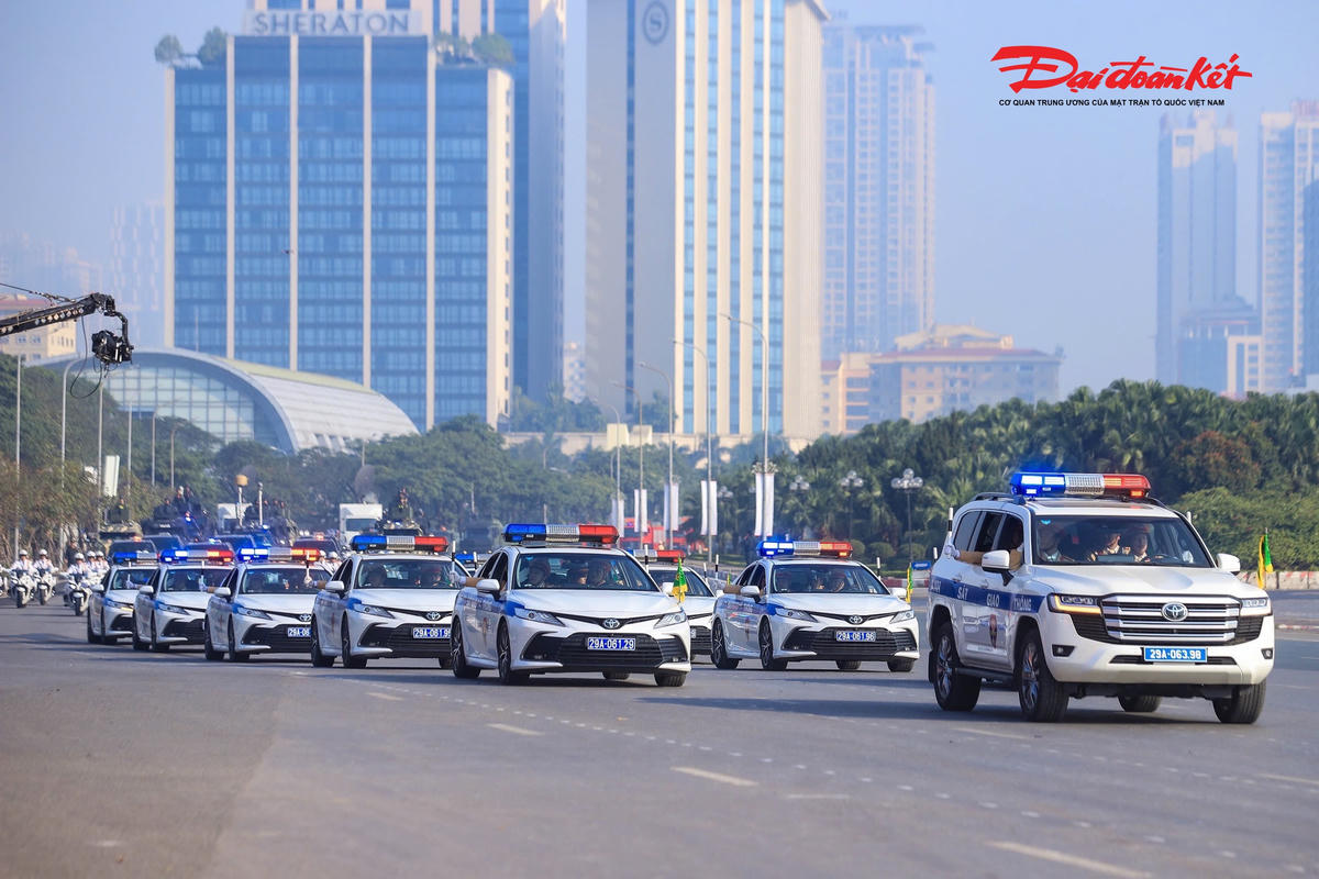 Trong nội dung diễu hành phương tiện, đi đầu là xe chỉ huy giao thông dẫn đoàn.