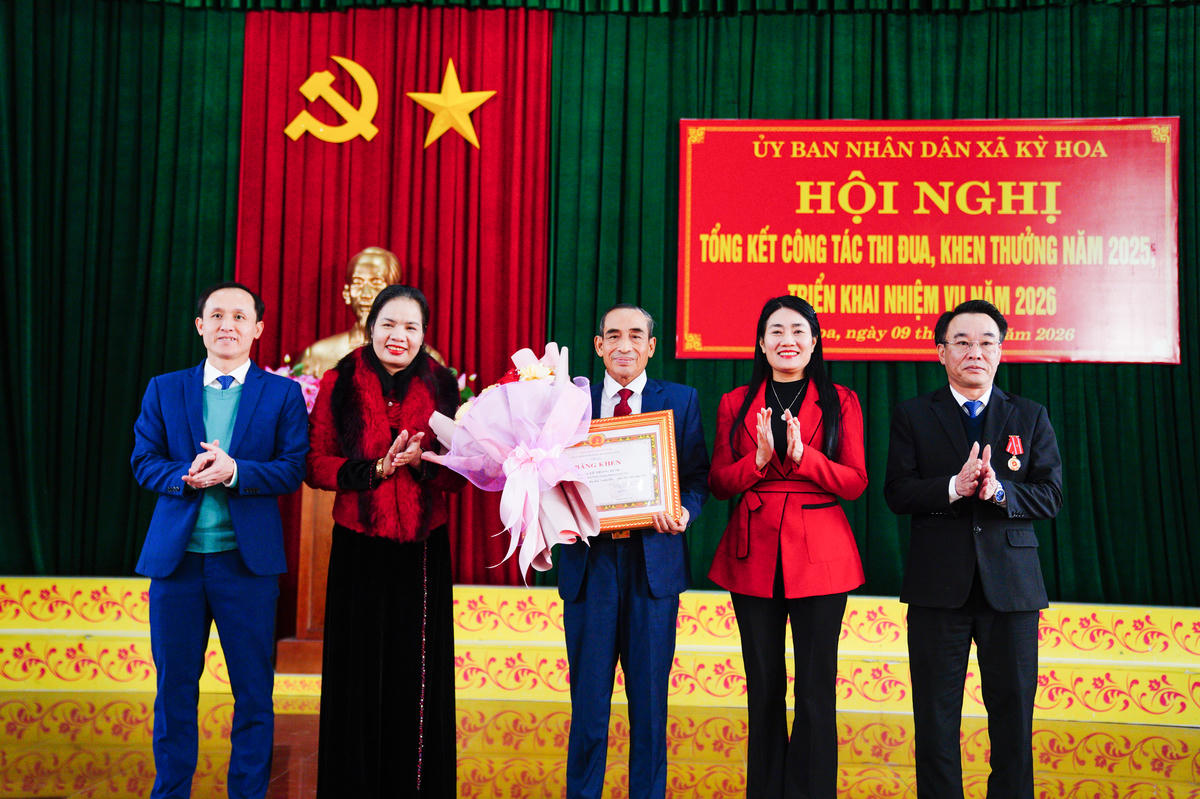 Hội nghị trao Bằng khen của Ban Thường vụ Tỉnh ủy cho đảng viên hoàn thành xuất sắc nhiệm vụ 5 năm liền. Ảnh: Cẩm Kỳ 