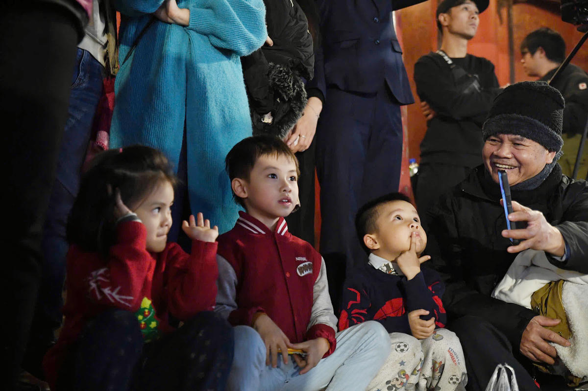 Các em nhỏ háo hức, chăm chú theo dõi các tiết mục nghệ thuật ấn tượng. Ảnh: Phạm Sỹ.