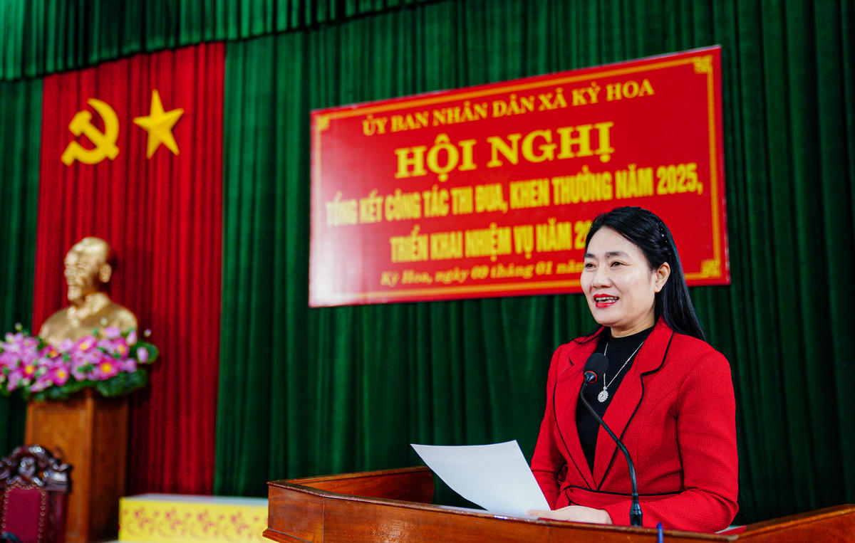 Bà Nguyễn Thị Việt Hà, Phó Chủ tịch HĐND tỉnh Hà Tĩnh, đánh giá cao những nỗ lực của Đảng bộ, chính quyền và Nhân dân xã Kỳ Hoa. Ảnh: Cẩm Kỳ 