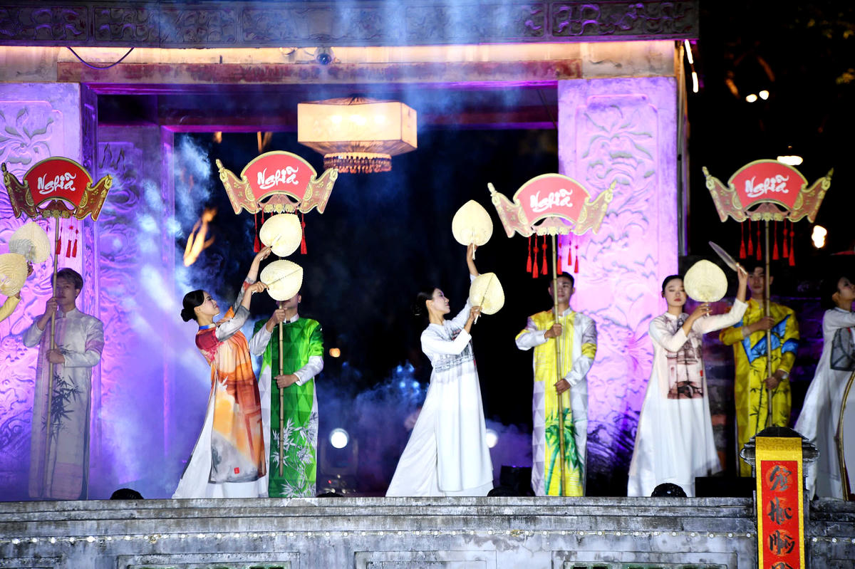 Chương trình nghệ thuật "Đạo học" không đơn thuần là một buổi biểu diễn nghệ thuật, mà là dịp để công chúng, đặc biệt là thế hệ trẻ, nhìn lại truyền thống hiếu học, tinh thần tôn sư trọng đạo đã hun đúc nên bản sắc văn hóa Việt Nam suốt hàng nghìn năm lịch sử. Ảnh: Phạm Sỹ.. 