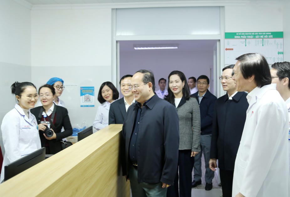  Bí thư Tỉnh ủy Quảng Ninh Quản Minh Cường trò chuyện với y, bác sĩ Khoa phẫu thuật gây mê hồi sức của&nbsp;Bệnh viện Việt Nam - Thụy Điển Uông Bí. Ảnh: QMG