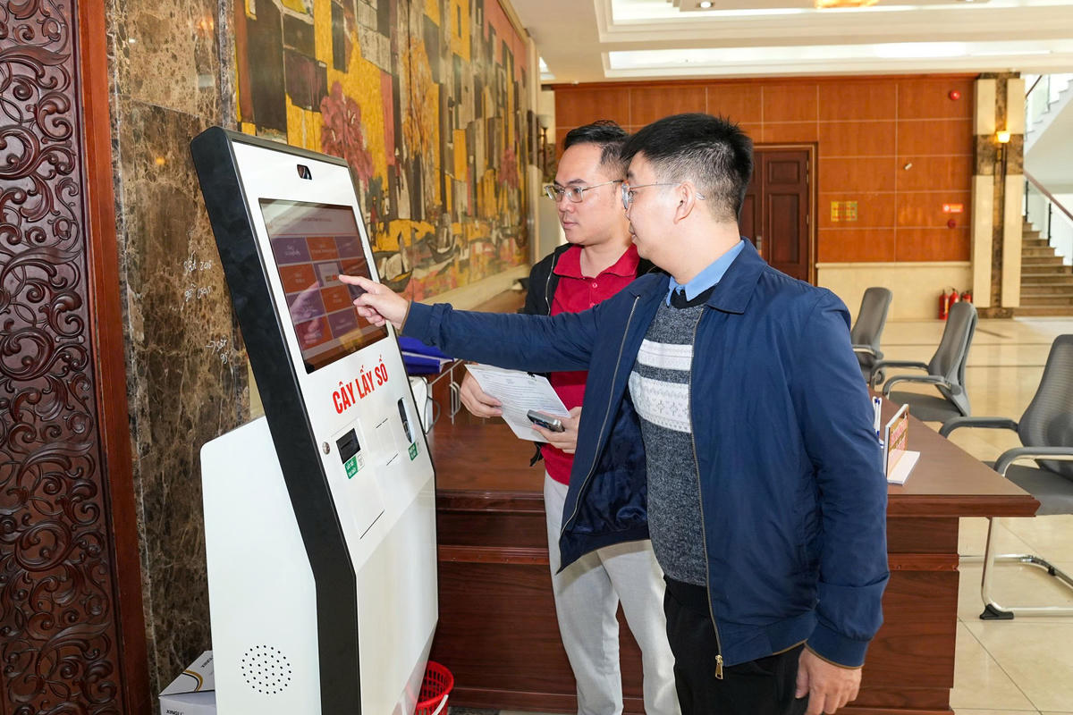 Người dân đến làm thủ tục được cán bộ Trung tâm phục vụ hành chính công TP Hải Phòng hướng dẫn chu đáo. Ảnh: PT.&nbsp;