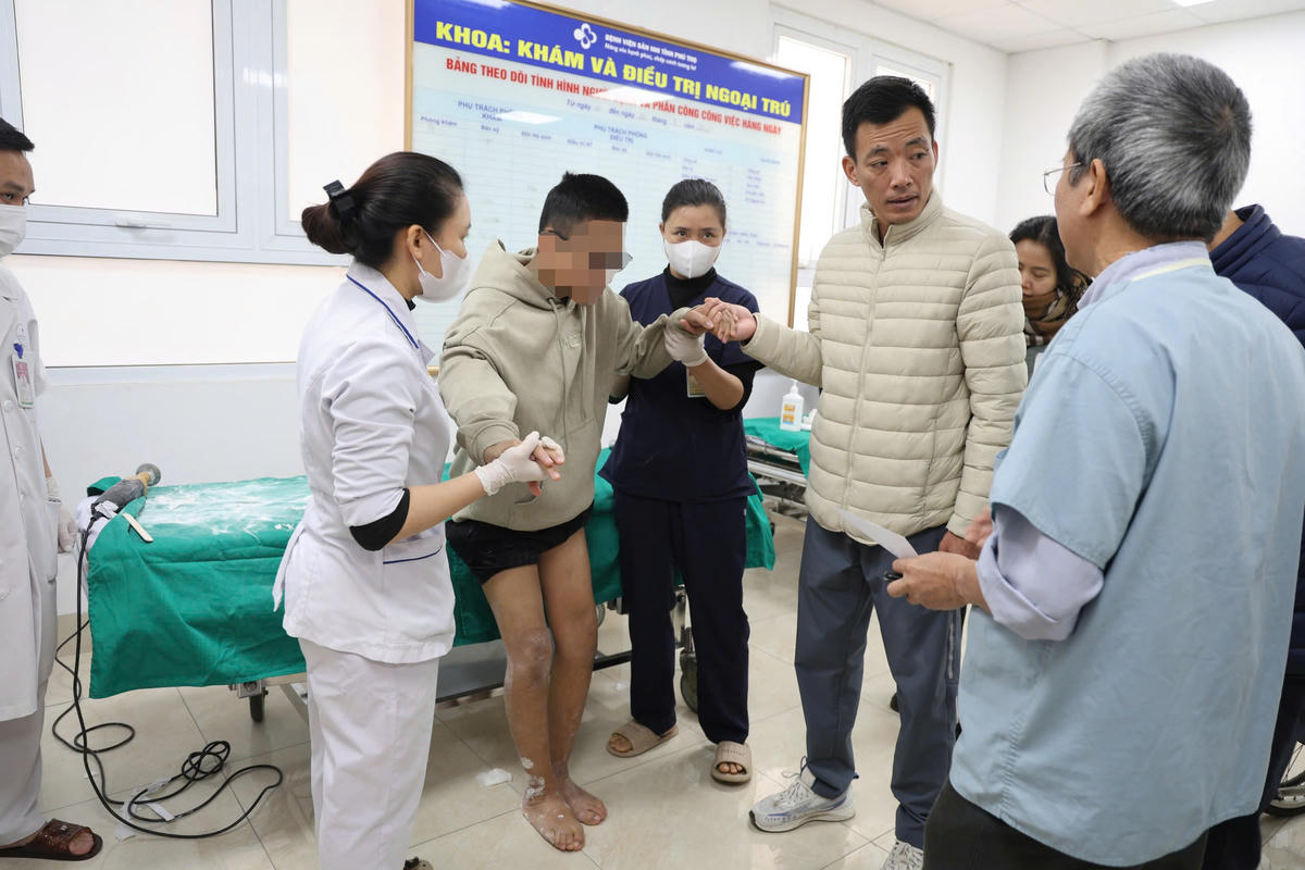 Đôi chân của T. đang được "tái sinh". Ảnh:&nbsp;Bệnh viện Sản Nhi tỉnh Phú Thọ.