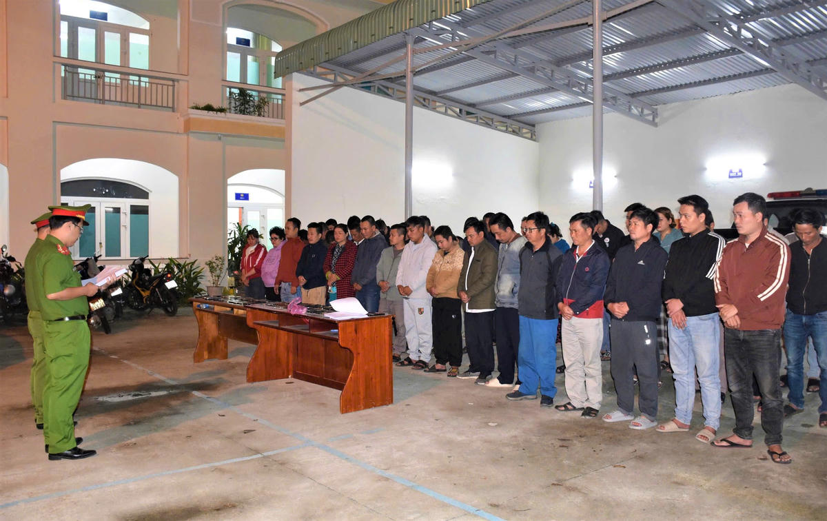 Công an TP Đà Nẵng đọc quyết định bắt tạm giam các đối tượng. Ảnh: CV.