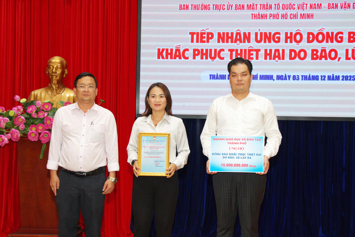 Một hoạt động tiếp nhận ủng hộ đồng bào bị thiên tai của Mặt trận TP Hồ Chí Minh. Ảnh: Q.Đ.