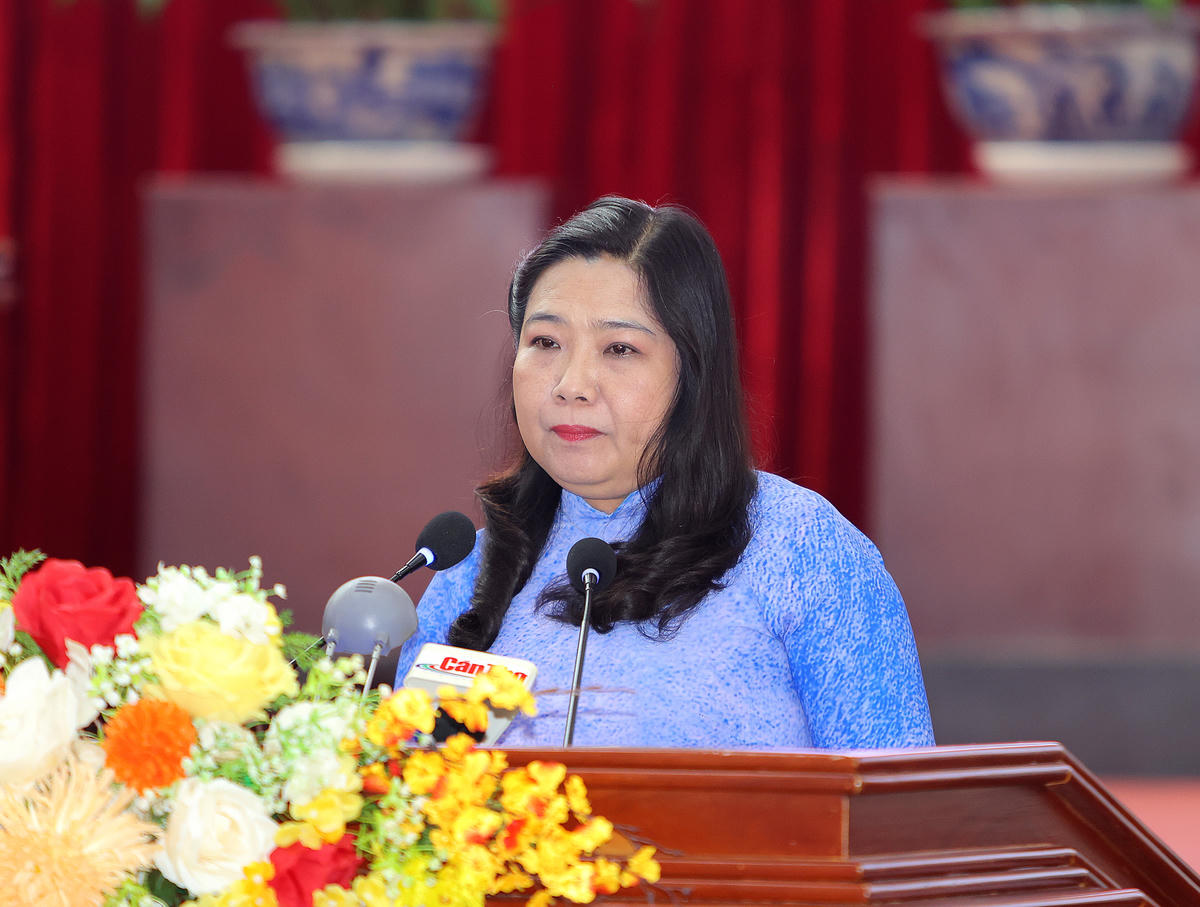 Bà Hồ Thị Cẩm Đào, Phó Bí thư Thành ủy, Chủ tịch Ủy ban MTTQ Việt Nam TP Cần Thơ phát biểu chào mừng hội nghị. Ảnh: Trung Phạm.&nbsp;