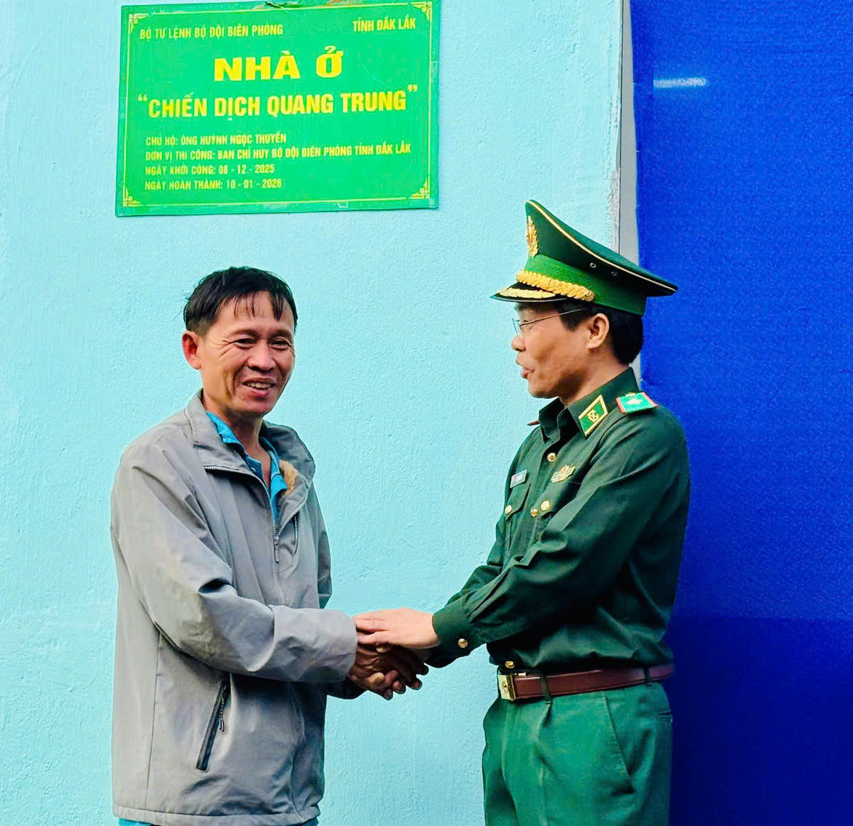 Thiếu tướng Vũ Quốc Ân, Phó Chính ủy Bộ đội Biên phòng động viên gia đình ông Huỳnh Ngọc Thuyền cố gắng khắc phục khó khăn, vươn lên trong cuộc sống. Ảnh: Thùy Dung.