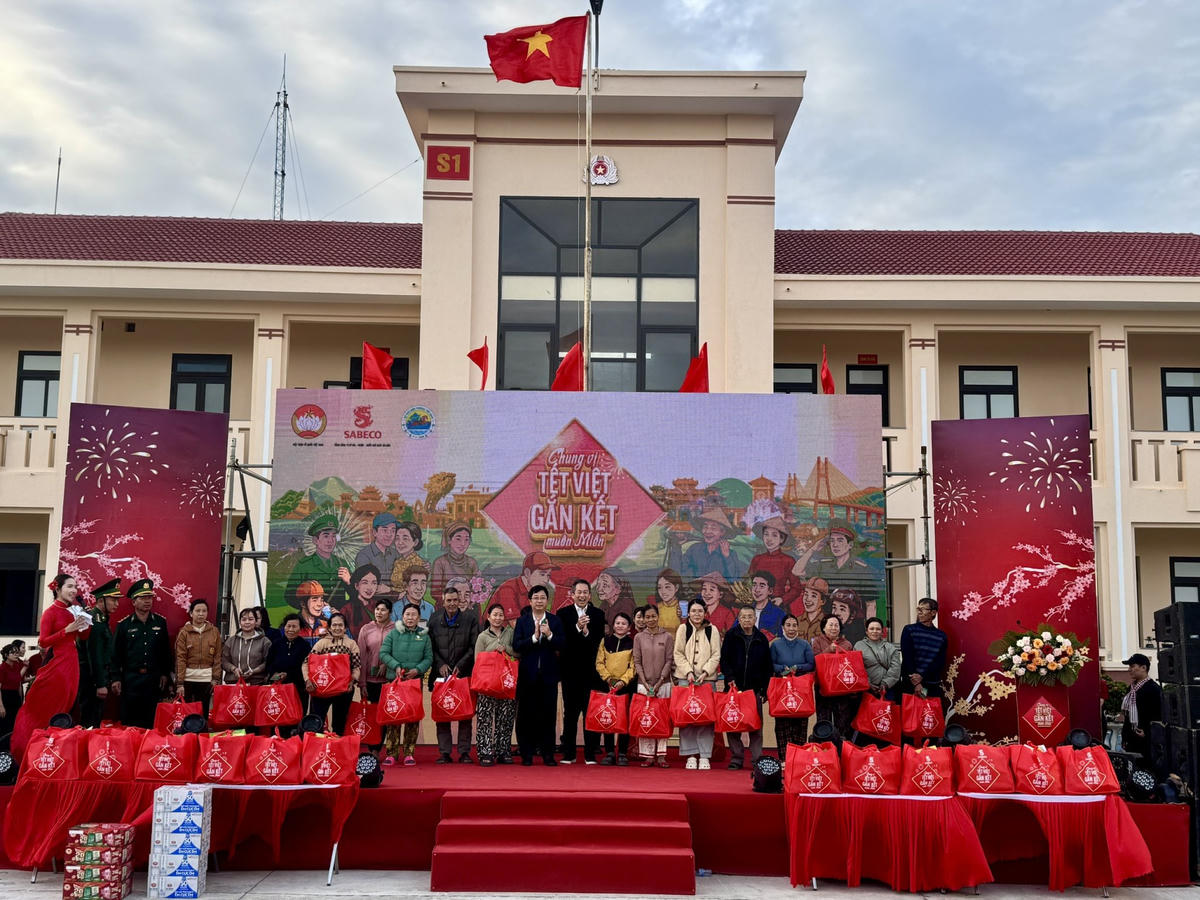 Ông Cao Xuân Thạo, Ủy viên Đoàn Chủ tịch, Trưởng Ban Công tác xã hội, Ủy ban Trung ương MTTQ Việt Nam và ông Tan Teck Chuan Lester, Tổng Giám đốc SABECO tặng quà cho bà con nhân dân. Ảnh: Thanh Nga.