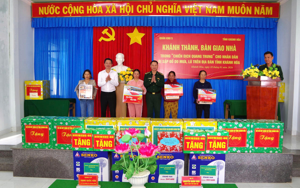 Đại tá Nguyễn Doãn Hòa, Chính ủy Ban Chỉ huy Bộ đội Biên phòng tỉnh Khánh Hòa và lãnh đạo chính quyền địa phương tặng quà cho các hộ dân. Ảnh: Văn Tân.
