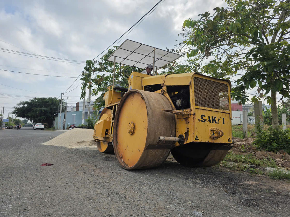 Dự án sẽ triển khai cải tạo, nâng cấp, dặm vá sửa chữa nhiều tuyến đường trong khu dân cư, qua đó cải thiện diện mạo đô thị, nâng cao chất lượng môi trường sống, tạo thuận lợi cho giao thương, đáp ứng ngày cành tốt hơn nhu cầu sinh hoạt, học tập, vui chơi của nhân dân. Ảnh: Nguyên Du.