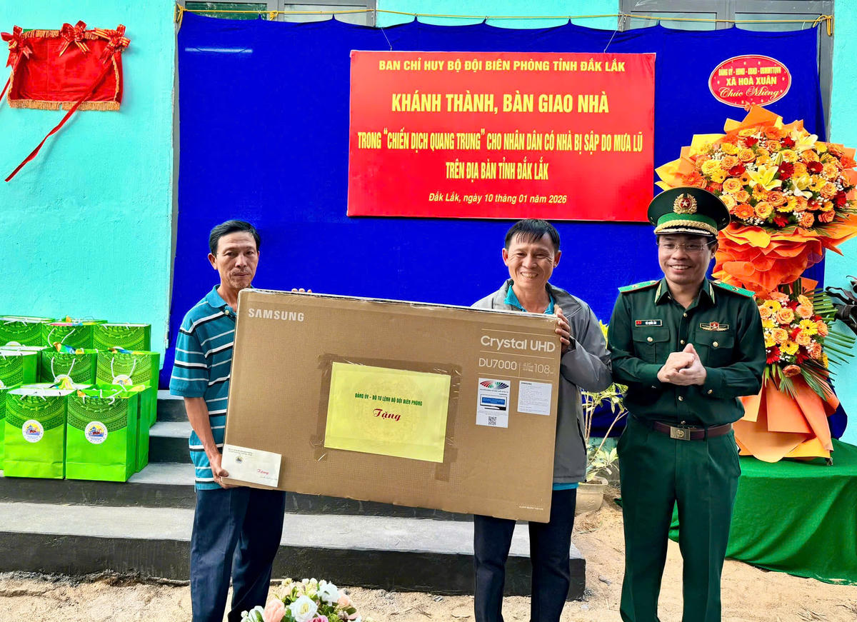 Thiếu tướng Vũ Quốc Ân, Phó Chính ủy Bộ đội Biên phòng tặng quà cho gia đình ông Huỳnh Ngọc Thuyền. Ảnh: Thùy Dung.&nbsp;