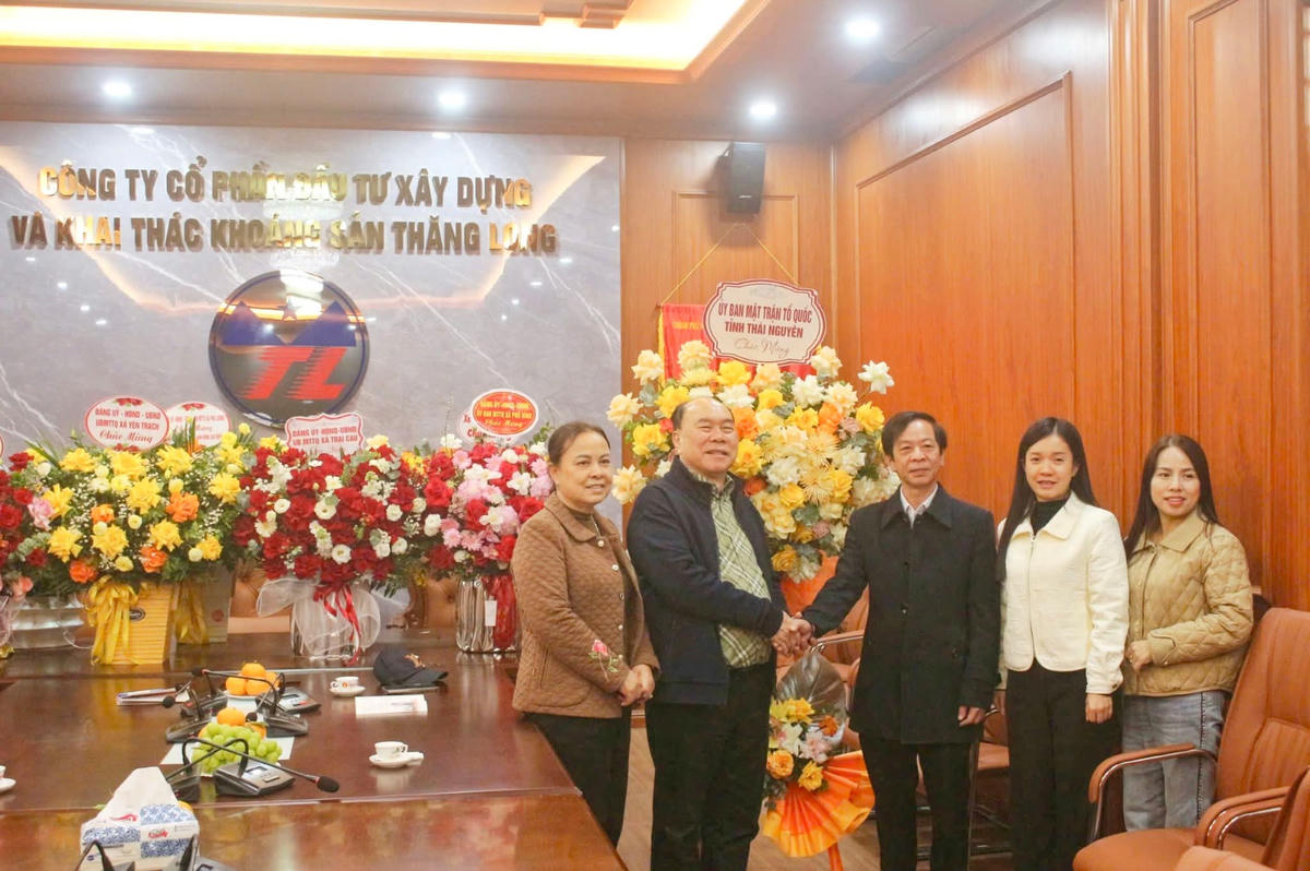 Ông Đàm Quang Tuyến, Phó Chủ tịch Ủy ban MTTQ Việt Nam tỉnh Thái Nguyên tặng hoa chúc mừng Doanh nhân Nguyễn Huy Quý. Ảnh: Hải Ly.