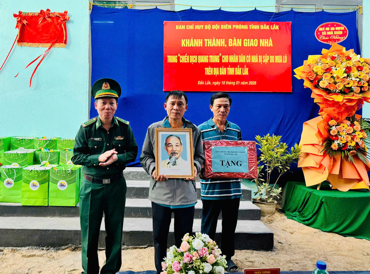 Đại tá Đỗ Quang Thấm, Chính ủy Bộ đội Biên phòng tỉnh Đắk Lắk tặng quà động viên gia đình ông Huỳnh Ngọc Thuyền. Ảnh: Thùy Dung.