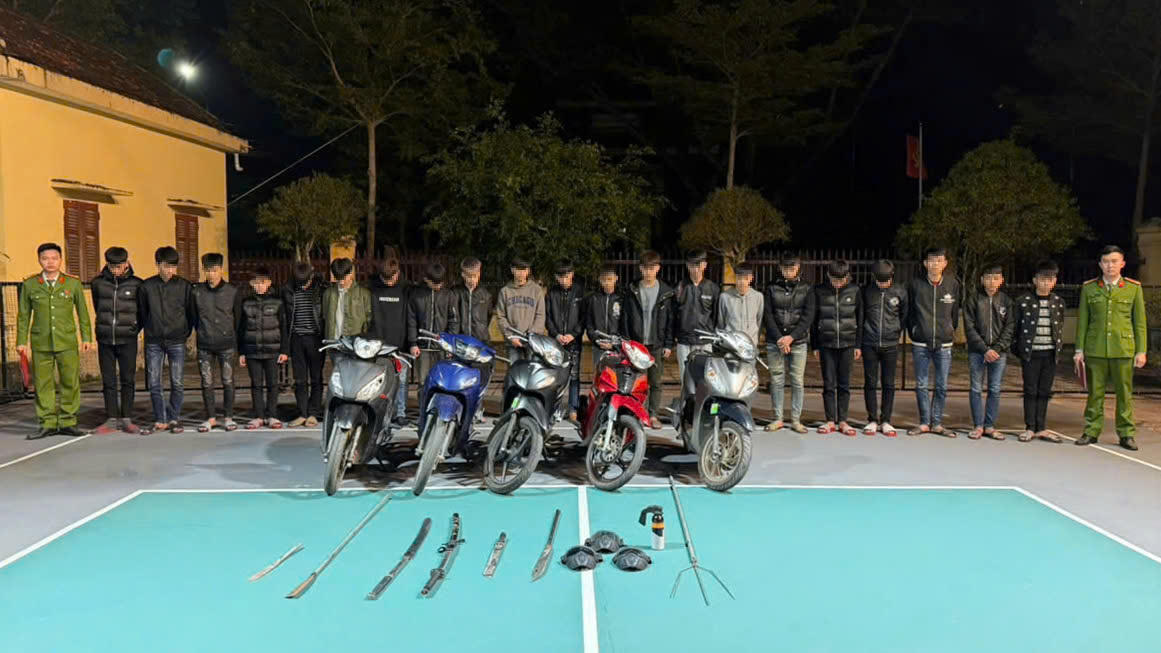 Các đối tượng bị bắt giữ cùng tang vật. Ảnh: Công an tỉnh Nghệ An