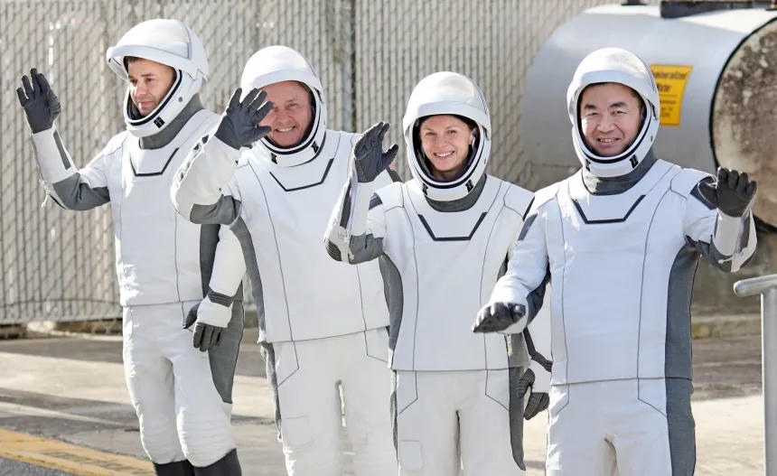 Phi hành đoàn Crew-11 bao gồm (từ trái sang): Phi hành gia Oleg Platonov của Roscosmos, Mike Fincke, Zena Cardman của NASA, và phi hành gia Kimiya Yui của JAXA. Nguồn: CNN.