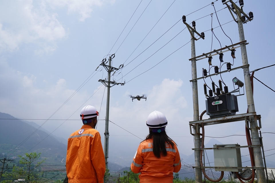 Lời chào năm mới từ những người giữ dòng điện miền Bắc