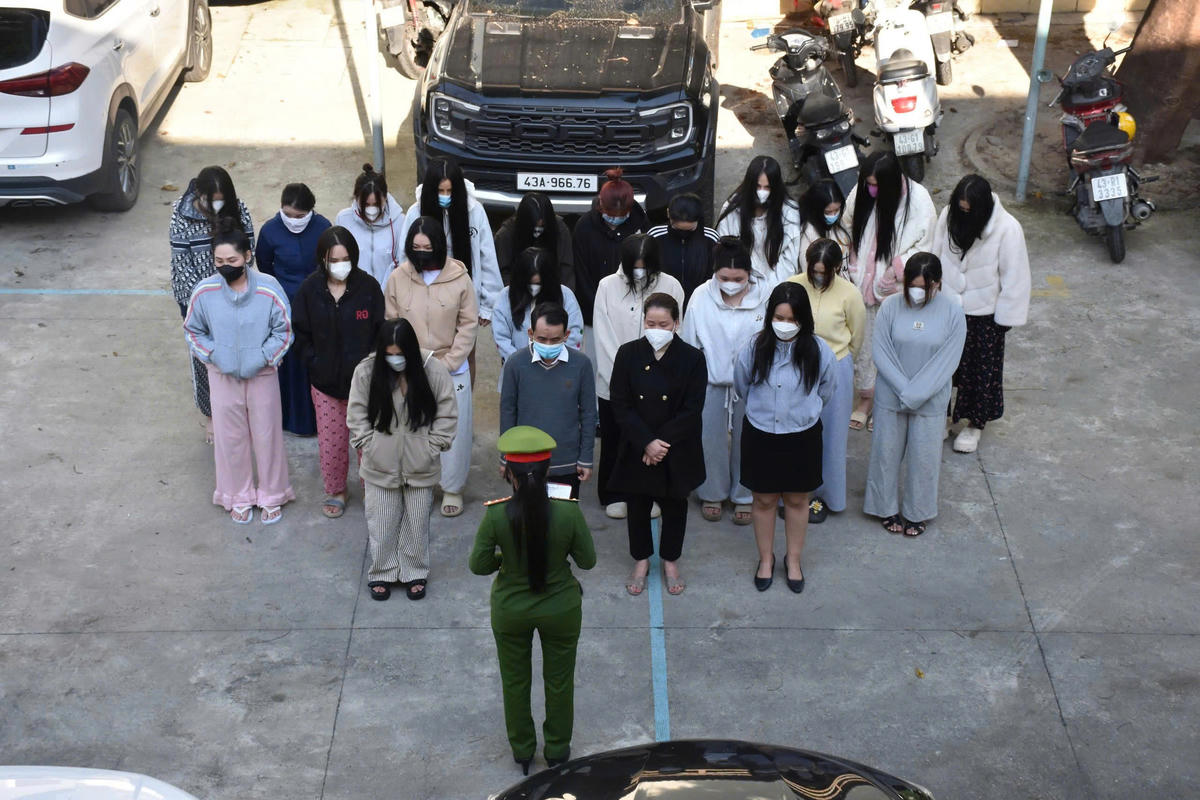 Lực lượng Công an TP Đà Nẵng đọc quyết định bắt các đối tượng. Ảnh: CV.