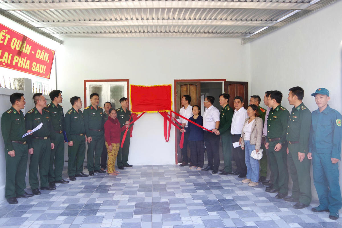 Nnhà mới không chỉ là nơi che mưa, che nắng, mà còn là biểu tượng sinh động của nghĩa tình quân – dân. Ảnh: Văn Tân.