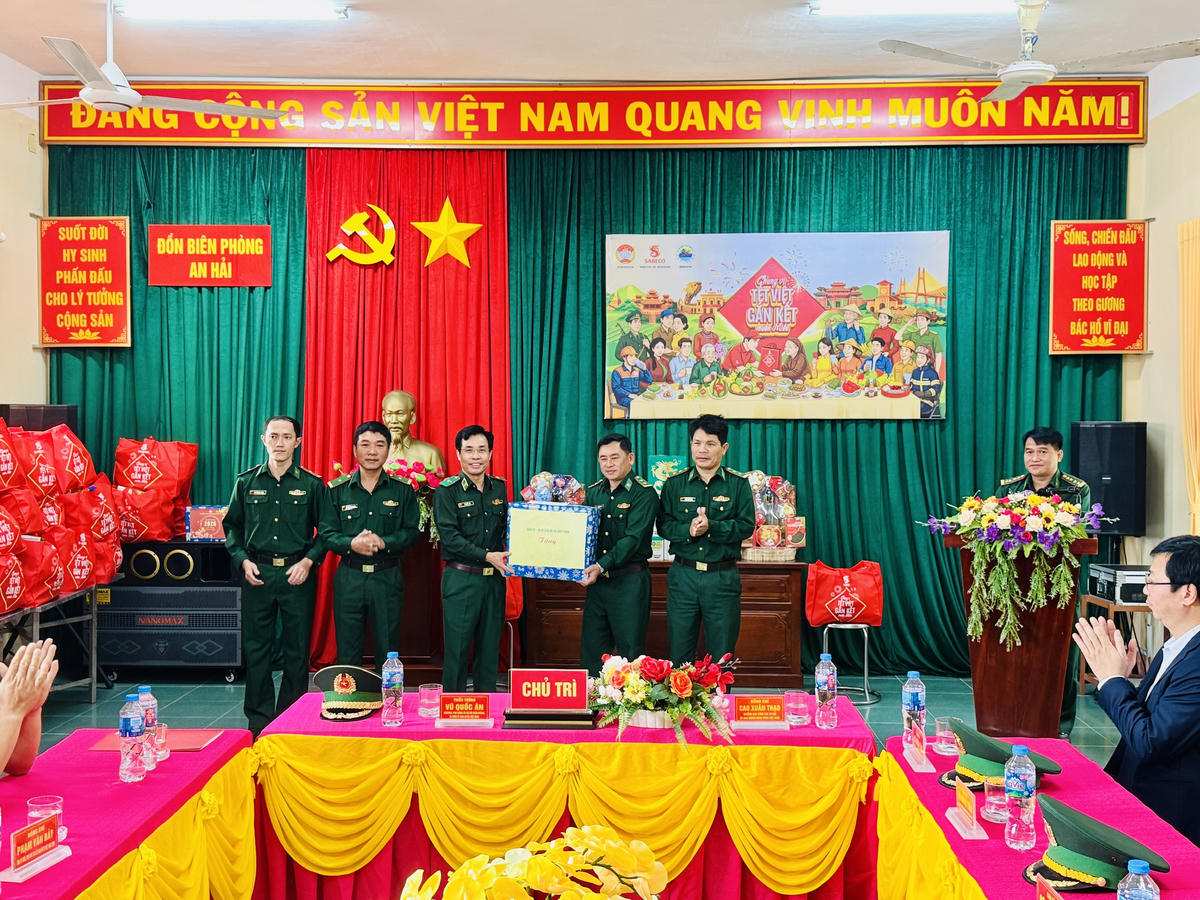Thiếu tướng Vũ Quốc Ân, Phó Chính ủy Bộ đội Biên phòng trao quà của Bộ Tư lệnh cho cán bộ chiến sĩ Đồn Biên phòng An Hải. Ảnh:Thanh Nga.