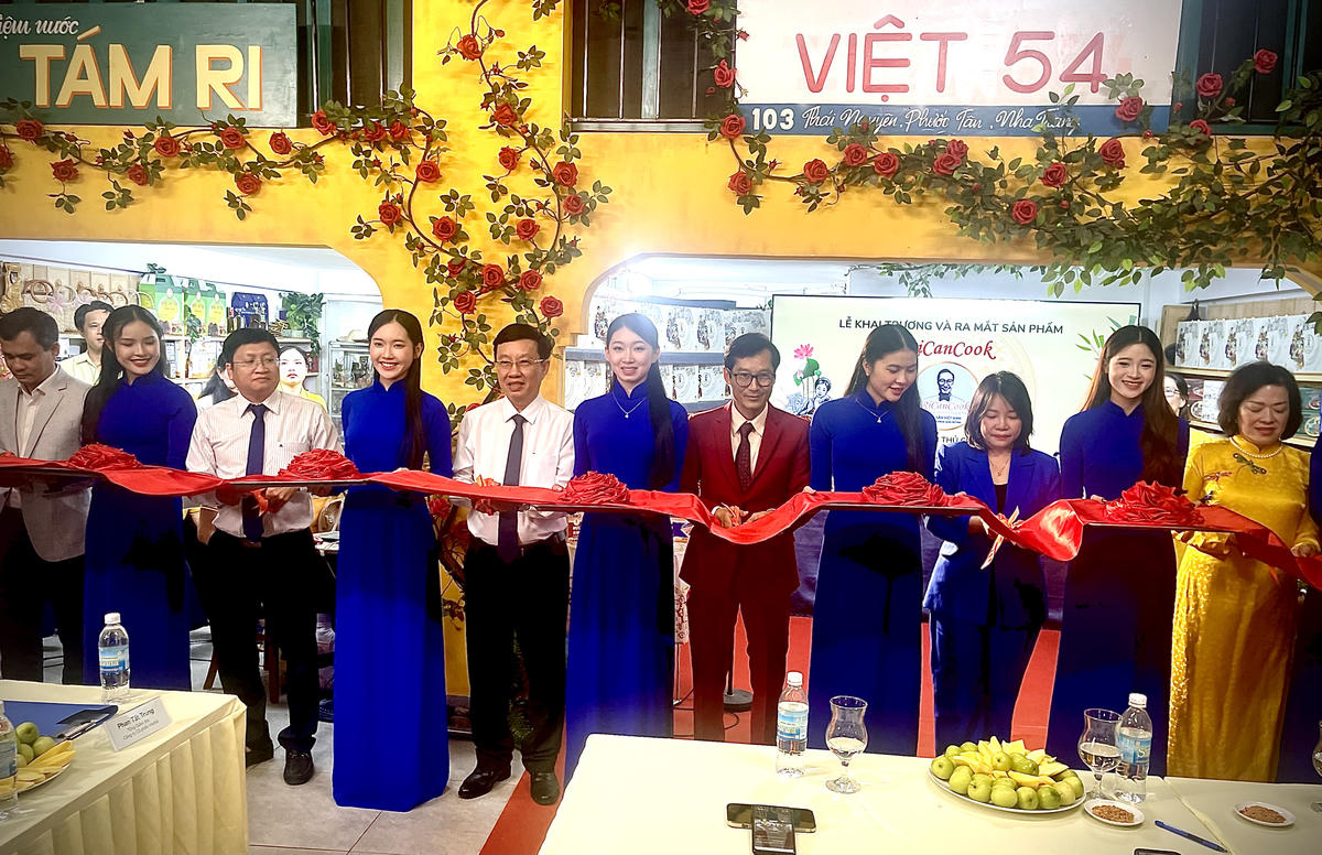 Lễ cắt băng khai trương và 12 sản phẩm mới được đưa ra thị trường. (ảnh Thùy Trang)