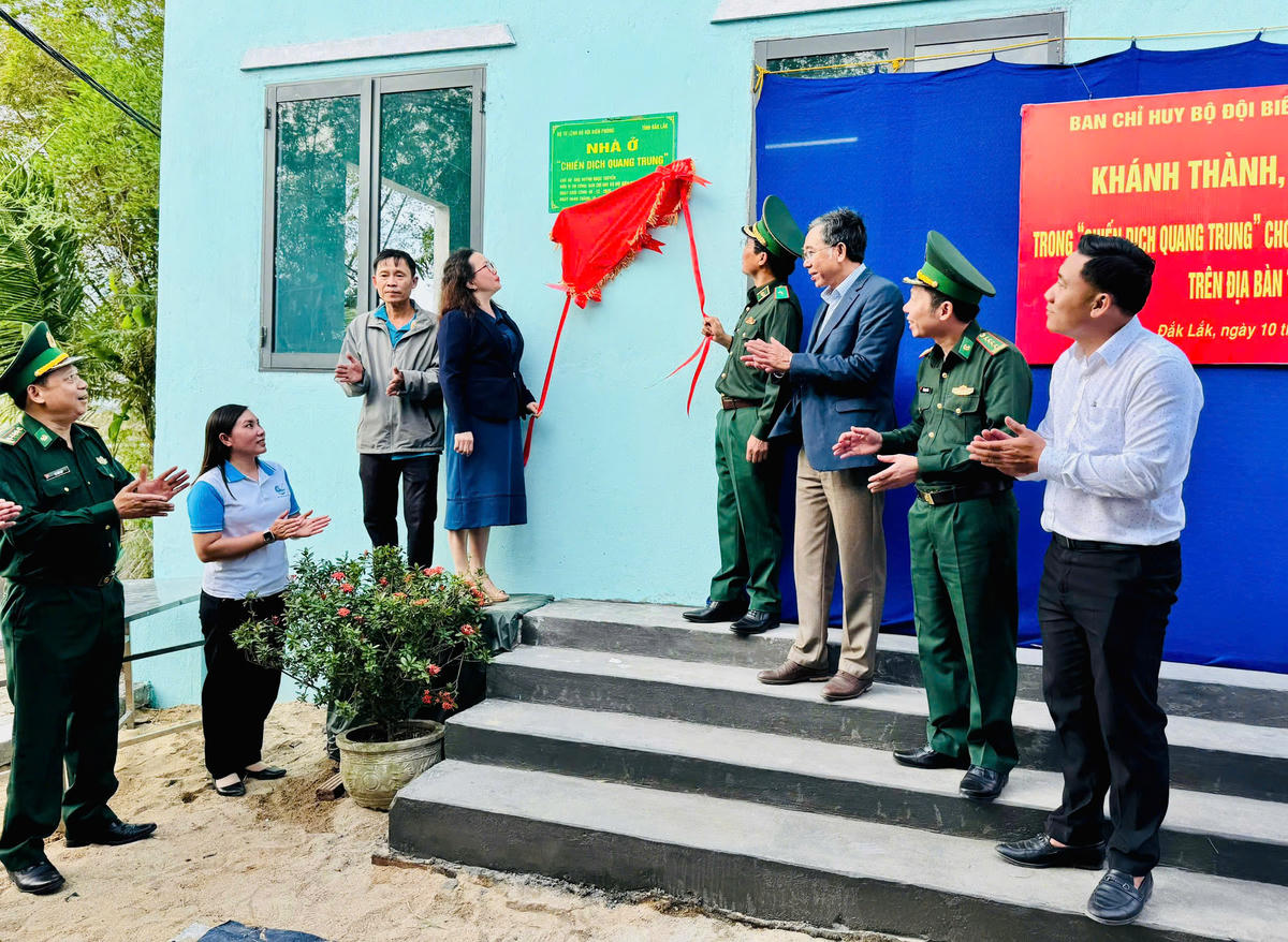 Thiếu tướng Vũ Quốc Ân, Phó Chính ủy Bộ đội Biên phòng và đại diện chính quyền địa phương kéo băng khánh thành nhà ở cho gia đình ông Huỳnh Ngọc Thuyền. Ảnh: Thùy Dung.