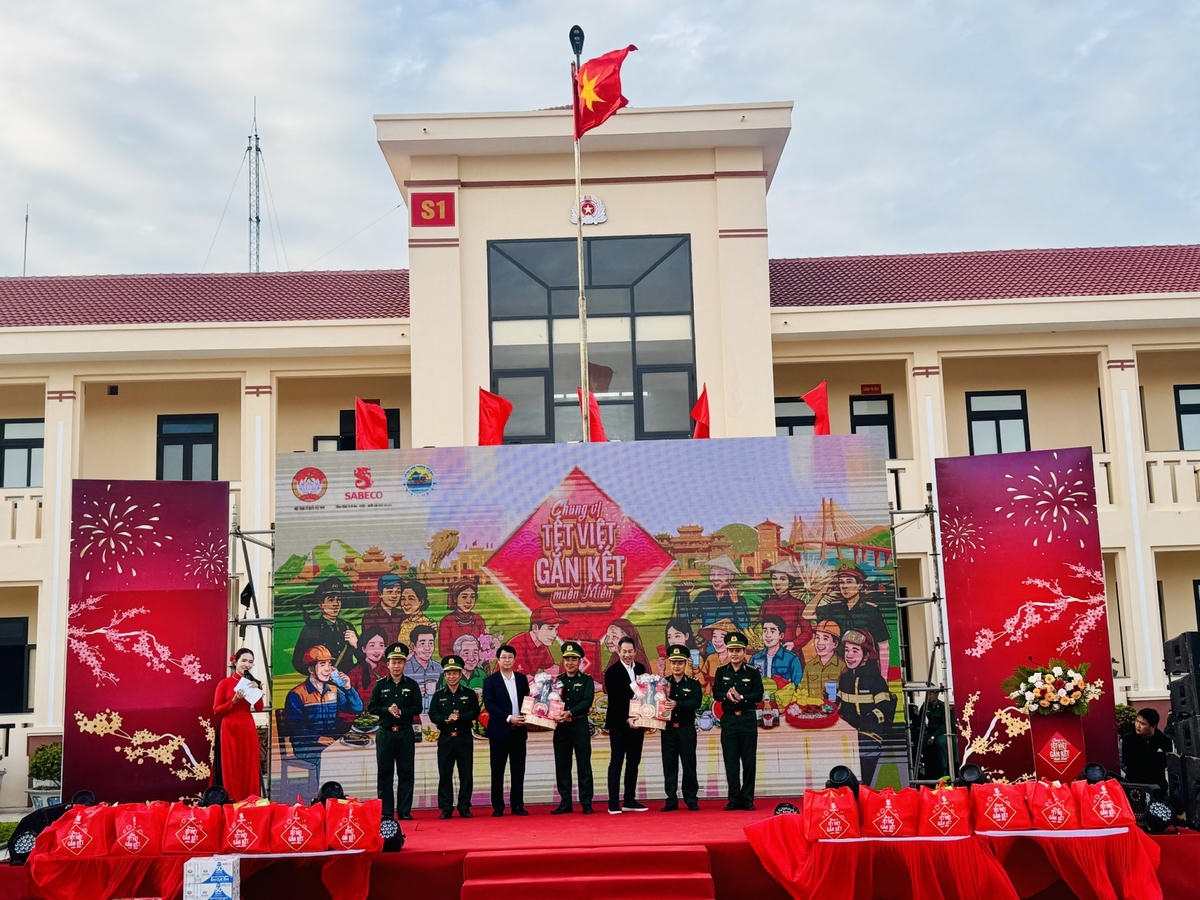 Ông Cao Xuân Thạo, Ủy viên Đoàn Chủ tịch, Trưởng Ban Công tác xã hội, Ủy ban Trung ương MTTQ Việt Nam và ông Tan Teck Chuan Lester, Tổng Giám đốc SABECO tặng quà cho cán bộ, chiến sĩ&nbsp; Đồn Biên phòng Hòa Hiệp Nam: Thanh Nga.