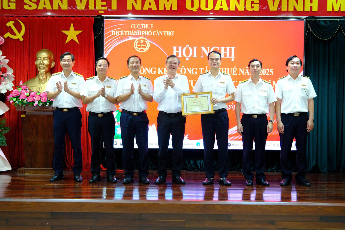 Ông Trương Cảnh Tuyên, Chủ tịch UBND TP Cần Thơ, trao bằng khen của UBND thành phố đến Thuế TP Cần Thơ thu đạt và vượt dự toán năm 2025 trước thời gian quy định. Ảnh: Trung Kiên&nbsp;