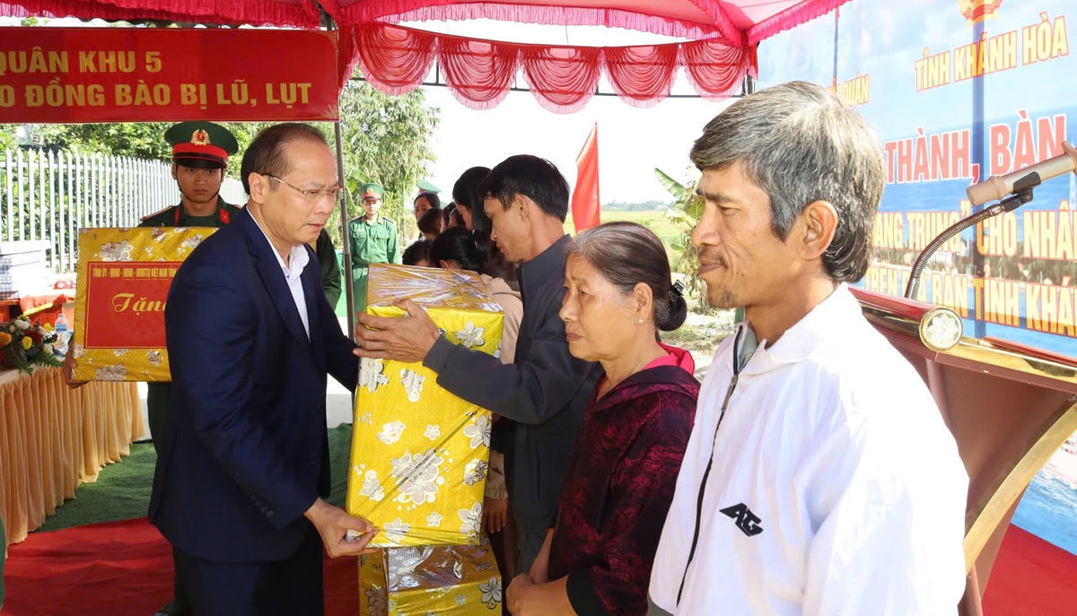 
Ông Nguyễn Khắc Hà, Phó Bí thư Tỉnh ủy, Chủ tịch Ủy ban MTTQ Việt Nam tỉnh Khánh Hòa tặng quà cho các hộ dân. Ảnh: X.H.
