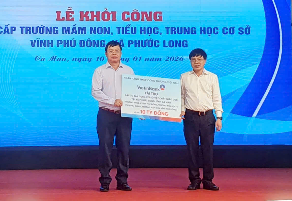 Đại diện Ngân hàng TMCP Công thương Việt Nam trao tặng 10 tỷ đồng hỗ trợ đầu tư xây dựng cơ sở vật chất giáo dục tại xã Phước Long. Ảnh: Nguyên Du