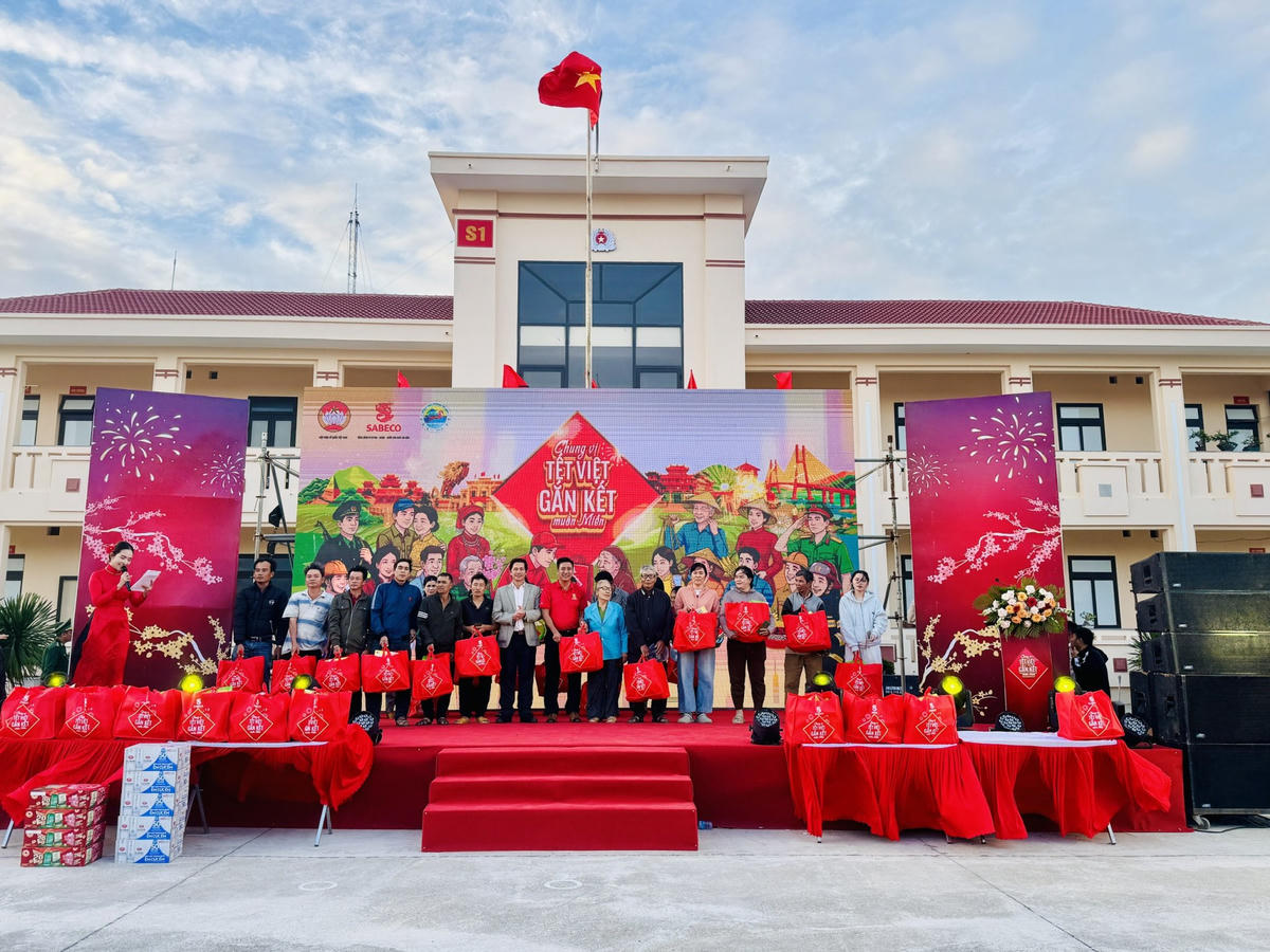 Ông Phạm Văn Bảy, Tỉnh ủy viên, Phó Chủ tịch Ủy ban MTTQ Việt Nam tỉnh Đắk Lắk và đại diện đơn vị nhà tài trợ tặng quà cho người dân. Ảnh: Thanh Nga.