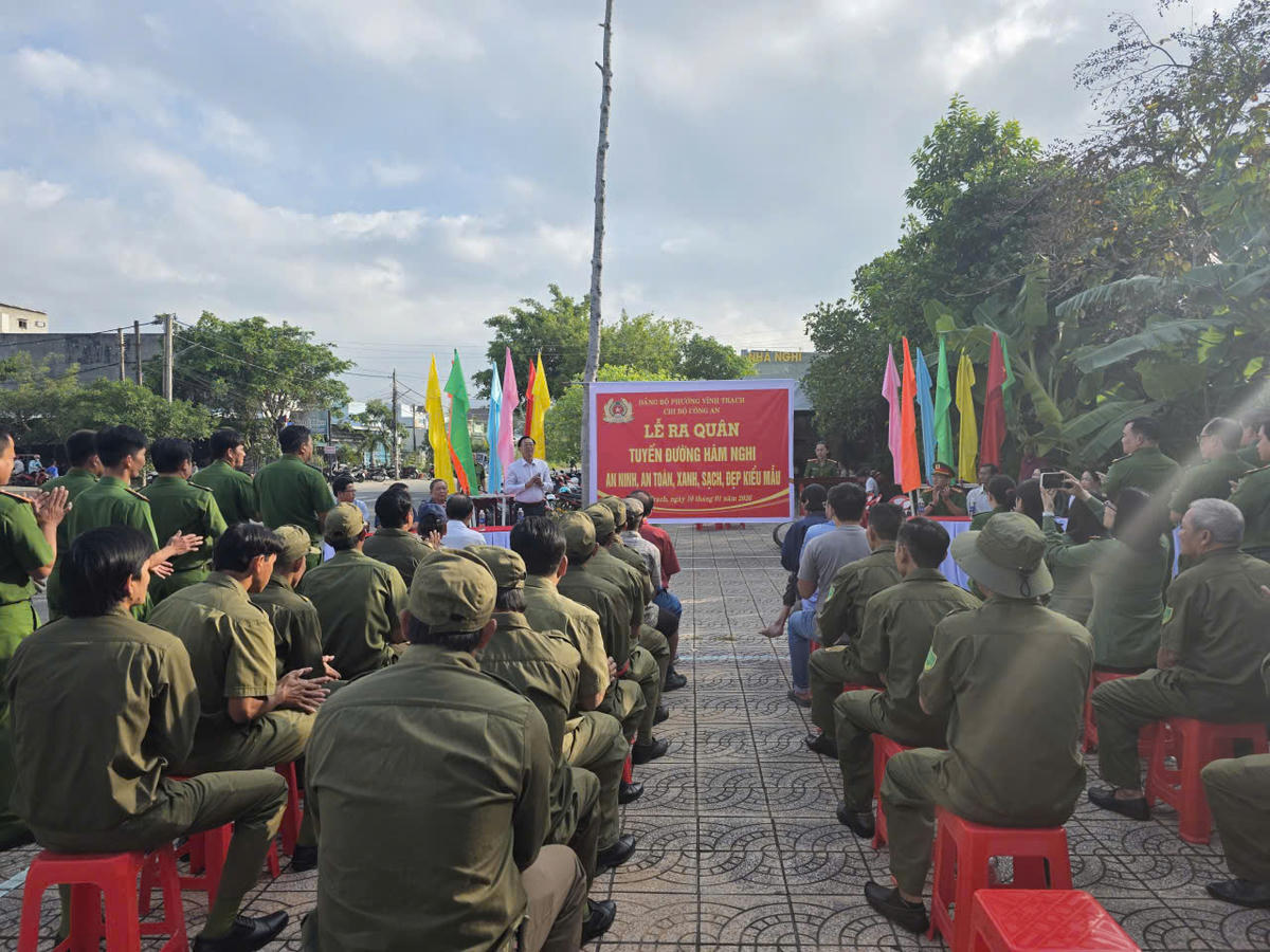 Quang cảnh lễ ra quân&nbsp;xây dựng tuyến đường Hàm Nghi ở Khu dân cư phường 5 là tuyến đường an ninh, an toàn, xanh sạch, kiểu mẫu. Ảnh: Nguyên Du.