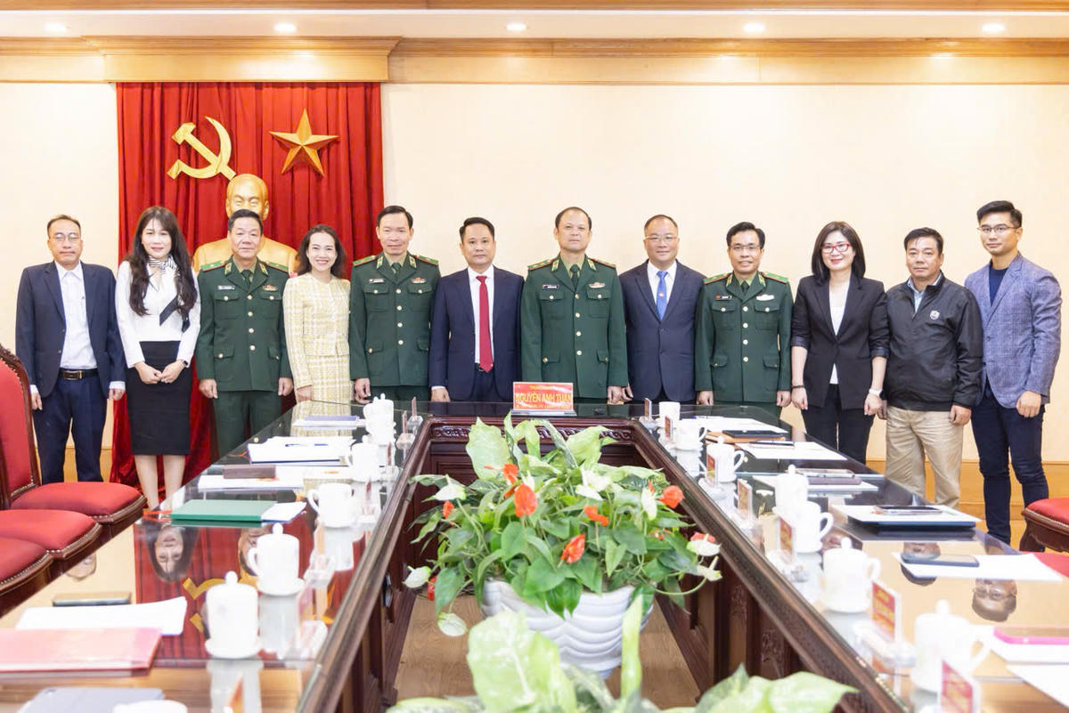 Các đại biểu chụp ảnh lưu niệm tại buổi làm việc giữa Bộ Tư lệnh Bộ đội Biên phòng và báo Đại đoàn kết. Ảnh: Quang Vinh.