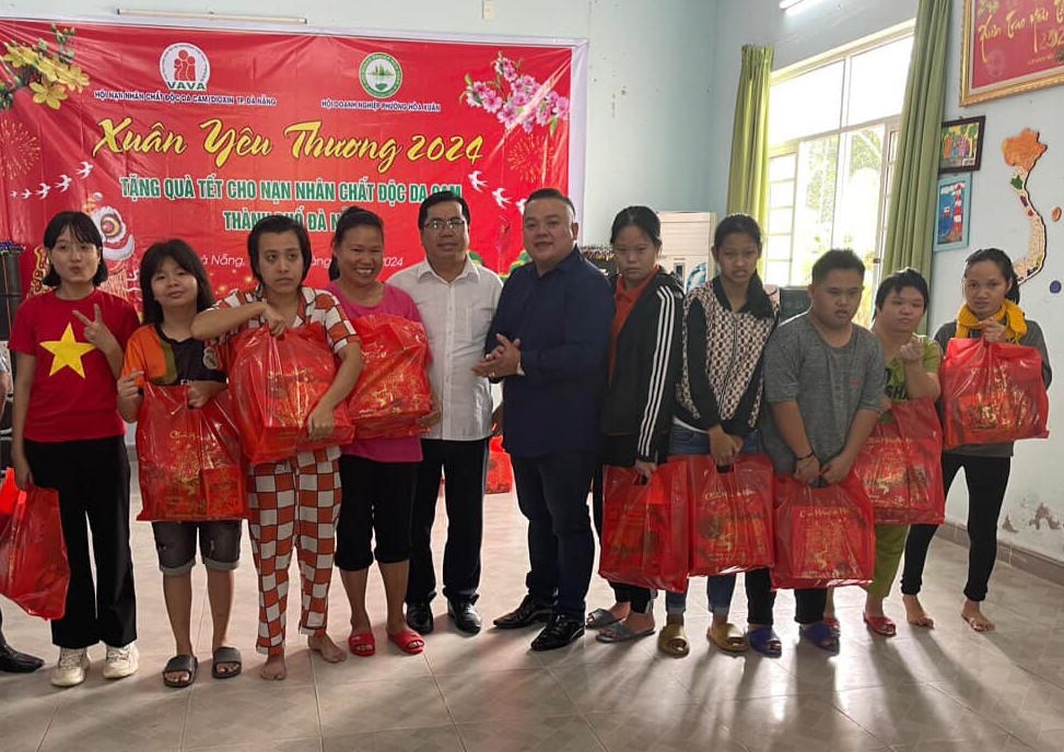 Thăm và tặng quà cho trẻ em Trung tâm bảo trợ nạn nhân chất độc da cam và trẻ em bất hạnh TP Đà Nẵng