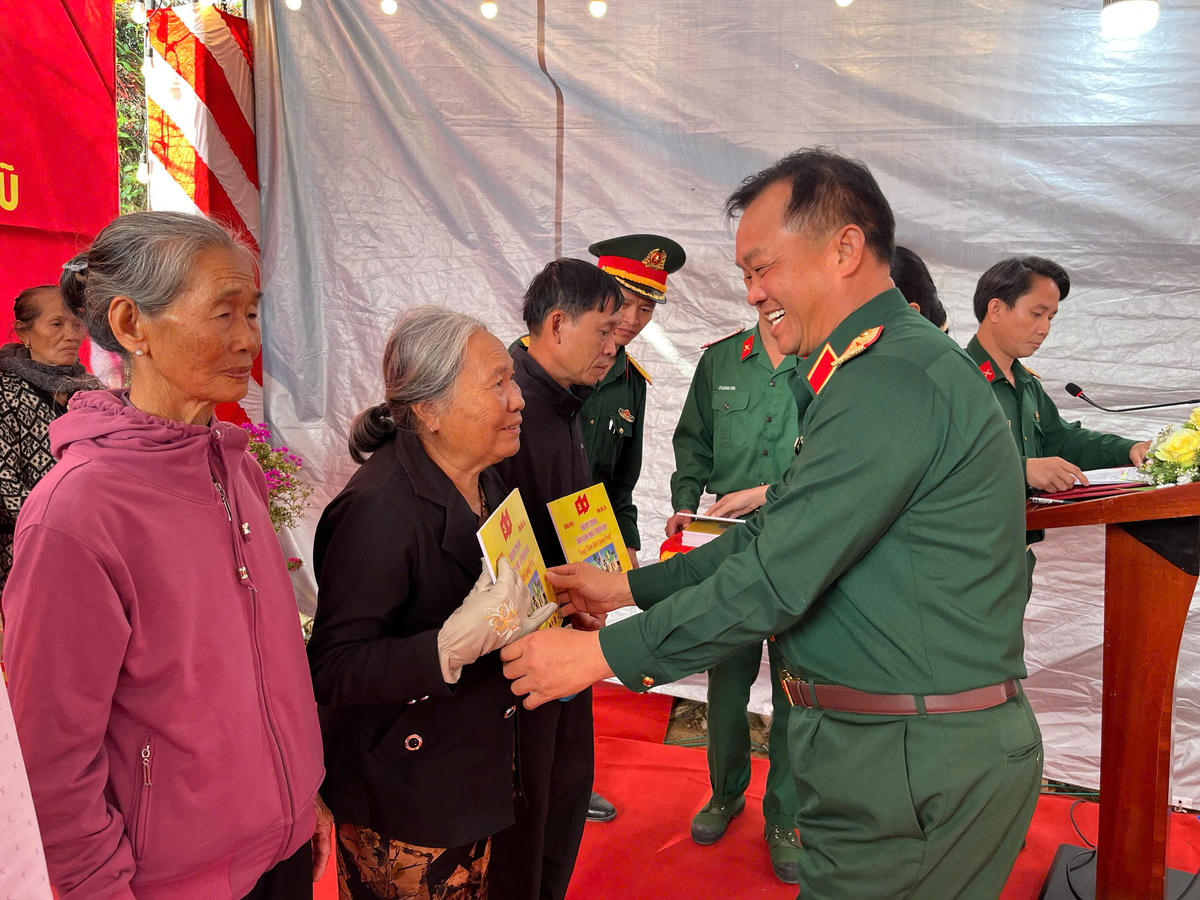 Tặng quà cho các hộ dân. Ảnh: X.H.