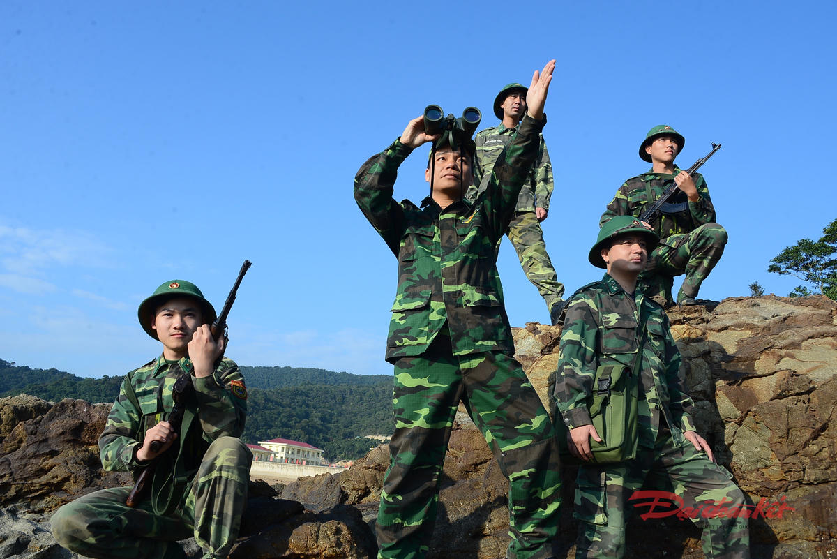 Các chiến sỹ Đồn BP Đảo Trần tuần tra trên vùng biển, đảo. Ảnh: Nguyễn Quý.