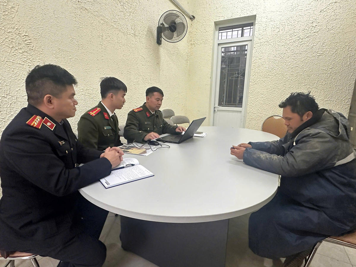 Cơ quan điều tra làm việc với đối tượng&nbsp;Nông Kỳ Niên. Ảnh: Công an tỉnh Cao Bằng.