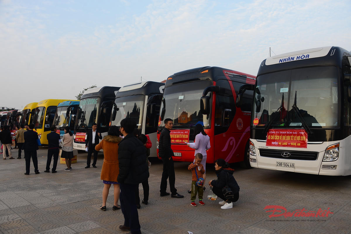 Những chuyến xe đưa, đón công nhân về quê ăn Tết đã trở thành nét đẹp văn hóa của các đơn vị ngành than. Ảnh: Nguyễn Quý.