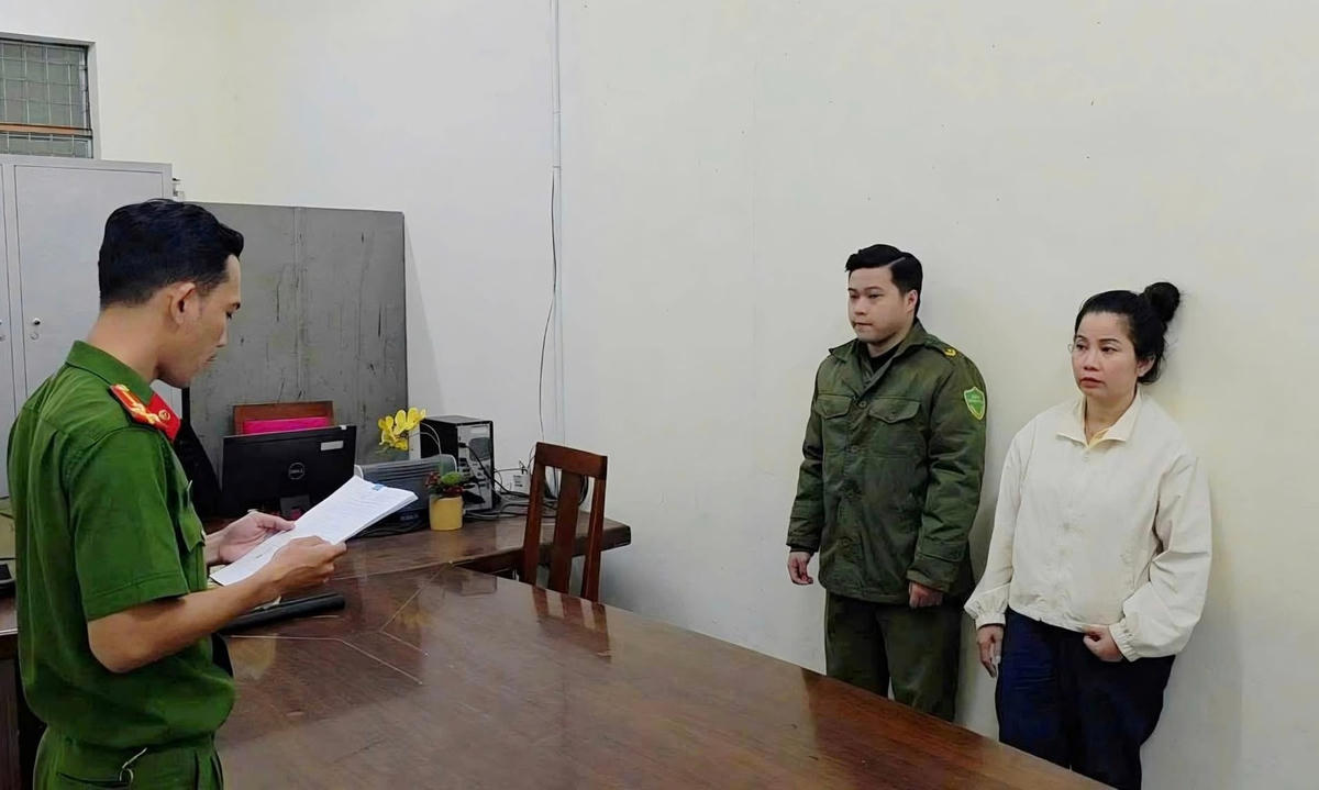 Công an TP Đà Nẵng đọc lệnh bắt các đối tượng trong chuyên án. Ảnh: CV.