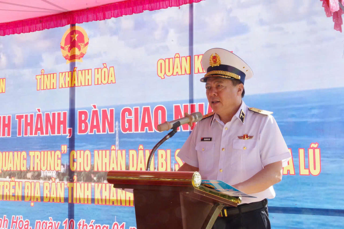 
Chuẩn Đô đốc Phạm Minh Tuấn phát biểu tại buổi lễ. Ảnh: X.H.
