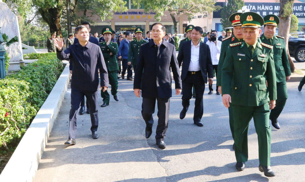 Phó Thủ tướng Bùi Thanh Sơn kiểm tra tại cửa khẩu Bắc Luân I. Ảnh: Nguyễn Thanh.