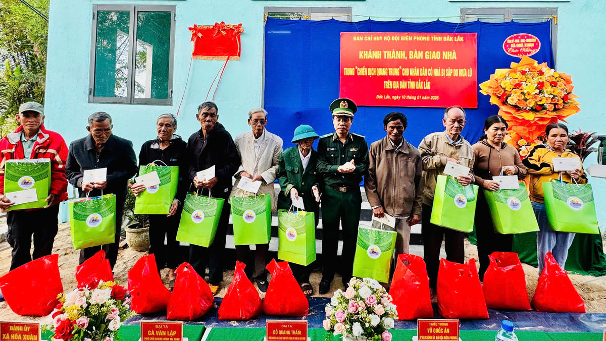 Thiếu tướng Vũ Quốc Ân, Phó Chính ủy Bộ đội Biên phòng tặng quà cho các hộ dân bị thiệt hại do mưa lũ gây ra. Ảnh: Thùy Dung.