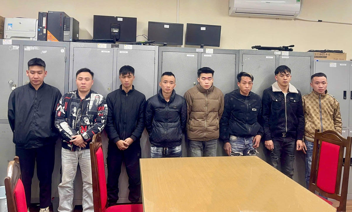 Các đối tượng trong đường dây tại cơ quan điều tra. Ảnh: ANTV Lào Cai.