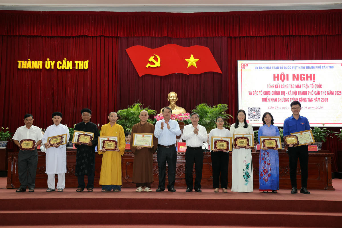 Trao bằng khen cho các tập thể, cá nhân vì đã có thành tích xuất sắc trong công tác năm 2025. Ảnh: Trung Phạm.&nbsp;