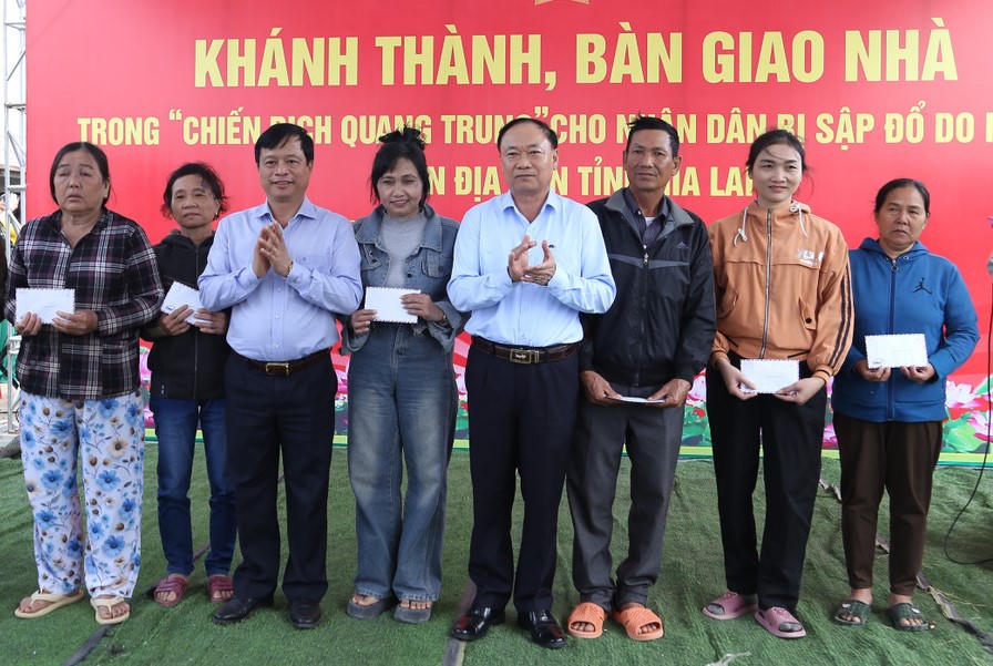 Lãnh đạo tỉnh Gia Lai tặng quà cho người dân nhân dịp có nhà mới. Ảnh: CV.