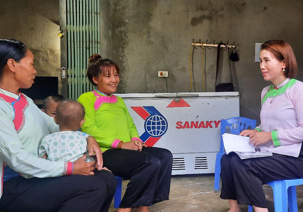 Trưởng Ban Công tác Mặt trận bản Lở Thàng 1 (xã Sin Suối Hồ, tỉnh Lai Châu) vận động người dân xây dựng nếp sống văn hóa mới.