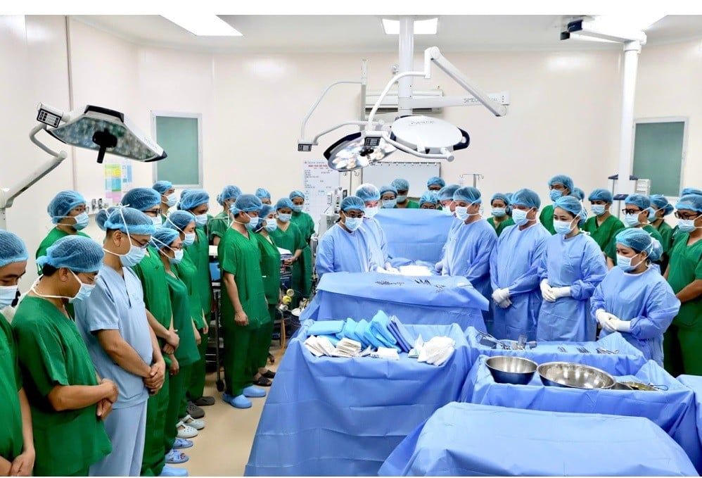 Nhân viên y tế kính cẩn nghiêng mình tri ân nghĩa cử cao quý của người hiến tạng. Ảnh: Bệnh viện Nhân dân 115.