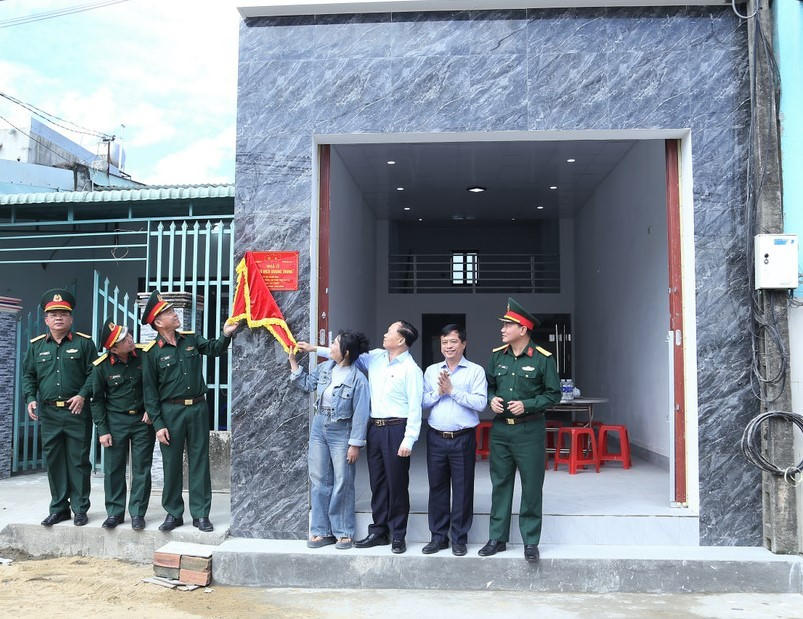 Lãnh đạo tỉnh, Quân khu 5 thực hiện nghi thức bàn giao nhà cho gia đình bà Tô Thị Thanh Nga. Ảnh: CV.