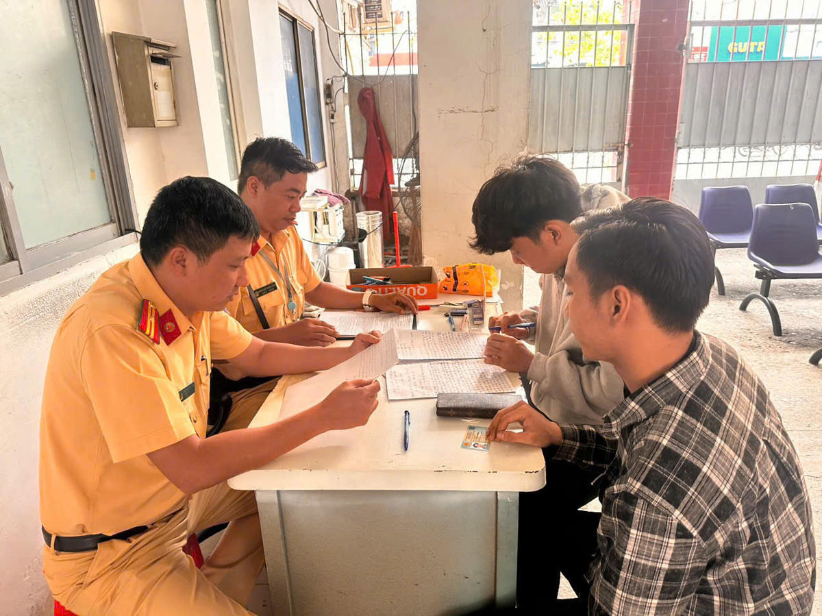 CSGT làm việc với chủ phương tiện và người điều khiển phương tiện vi phạm. Ảnh: CACC.