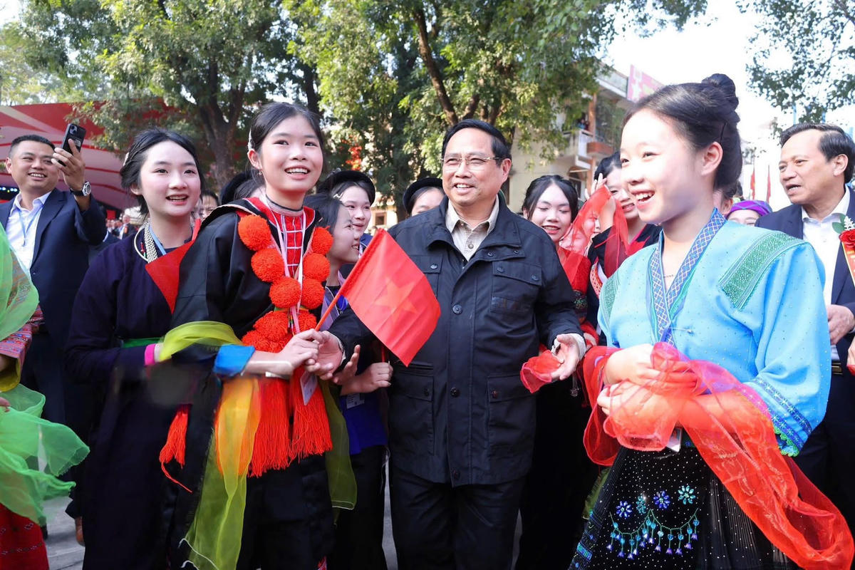 Thủ tướng Phạm Minh Chính nói chuyện với học sinh các dân tộc tại Trường&nbsp;Phổ thông vùng cao Việt Bắc. Ảnh: TN.